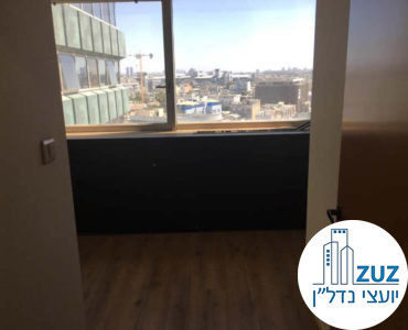 כניסה לחדר במשרד במגדל אמות ביטוח תל אביב