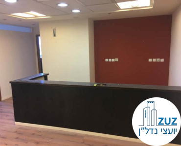 עמדת קבלה במשרד במגדל אמות ביטוח תל אביב