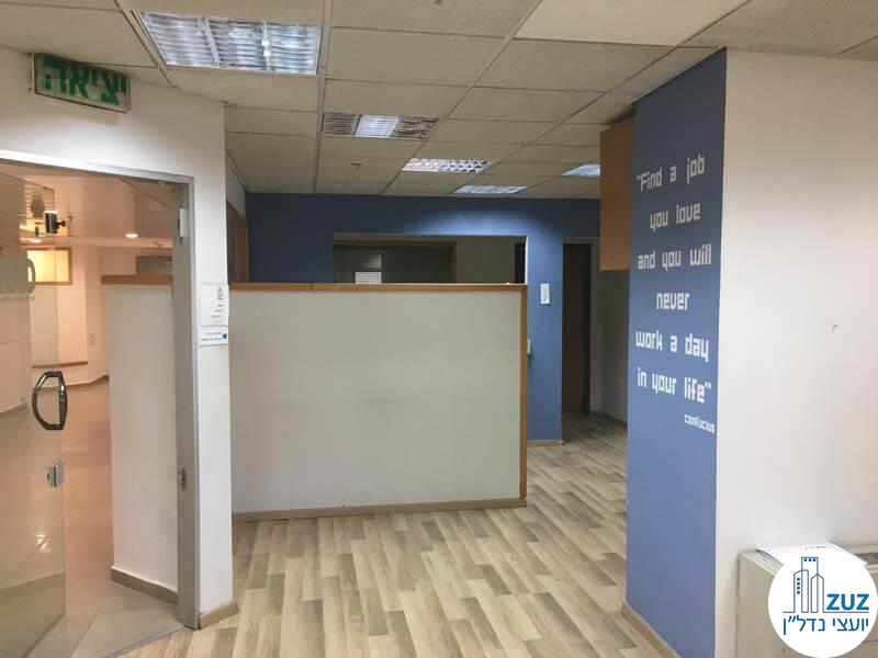 פינת כניסה במשרד במגדל אמות ביטוח תל אביב