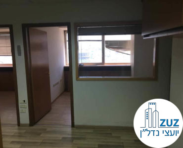 כניסה לחדר במשרד במגדל אמות ביטוח תל אביב