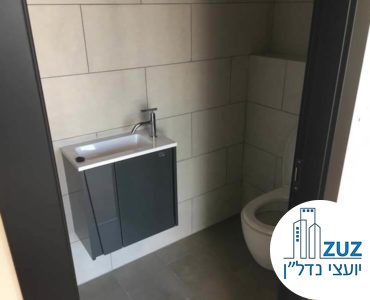 כניסה לשירותים במשרד במגדל הארבעה צפוני תל אביב