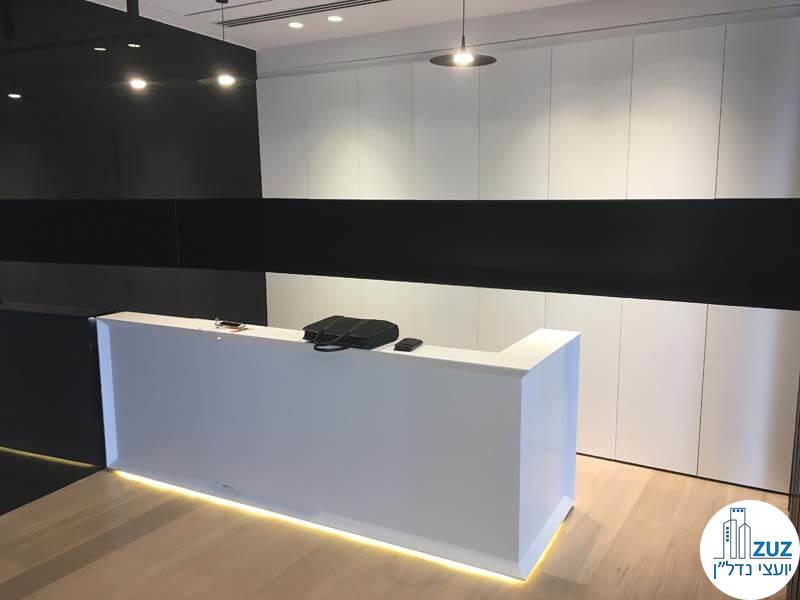 עמדת קבלה במשרד להשכרה במגדל מידטאון תל אביב