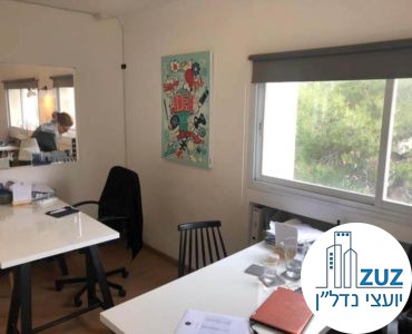 חדר עם שולחנות במשרד על רחוב החשמונאים תל אביב
