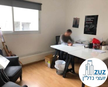 חלל עבודה עם שולחנות במשרד על רחוב החשמונאים תל אביב