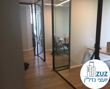 כניסה לחדרים במשרד במגדלי הארבעה תל אביב