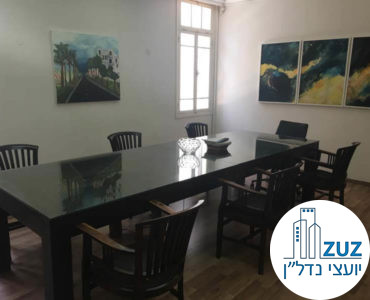 חדר ישיבות עם שולחן במשרד בשדרות רוטשילד תל אביב