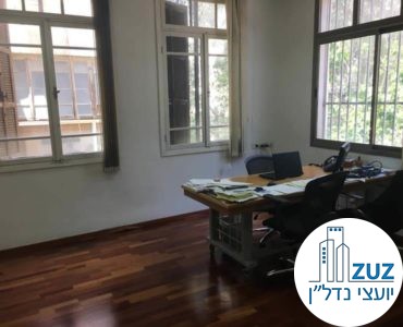 חדר עם שולחן במשרד בשדרות רוטשילד תל אביב