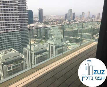 יציאה למרפסת במשרד במגדלי הארבעה תל אביב