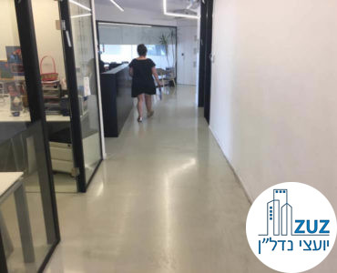 מסדרון וכניסה לחדר במשרד למכירה בתל אביב