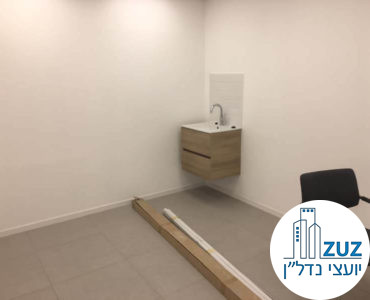 חדר עם כיור בקליניקה בבית הרופאים תל אביב
