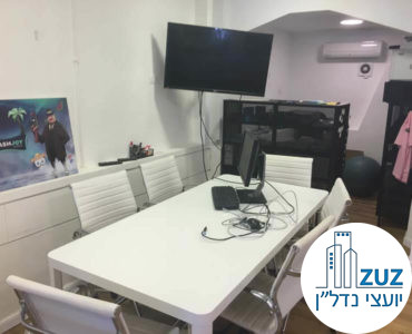 חדר ישיבות עם שולחן במשרד ברוטשילד תל אביב