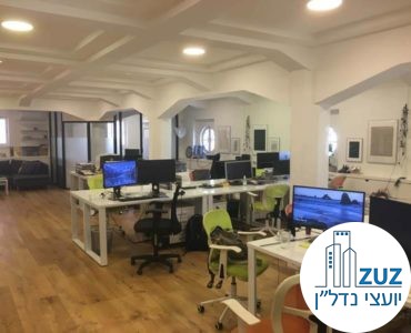 אופן ספייס עם שולחנות במשרד ברוטשילד תל אביב