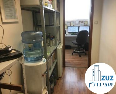 כניסה לחדר במשרד בשכונת מונטיפיורי תל אביב