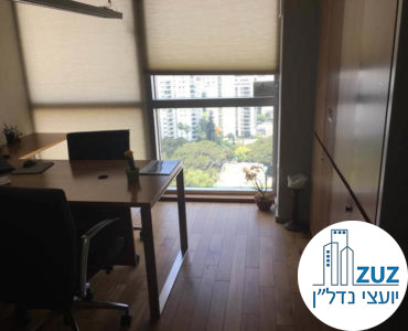 חדר עם שולחן במשרד במגדל ויצמן תל אביב
