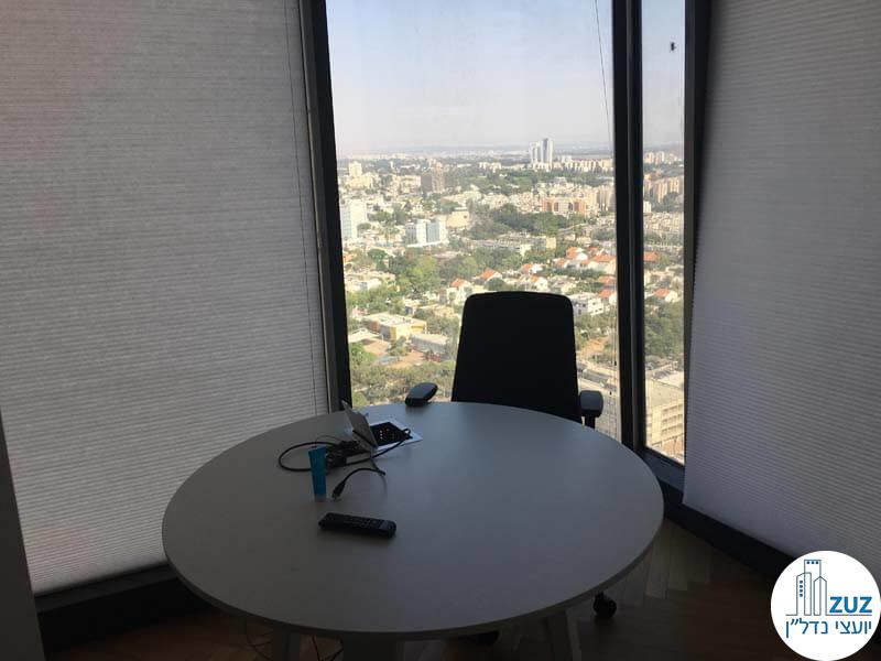חדר פינתי עם שולחן במשרד במגדלי אלון תל אביב