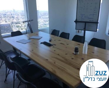 חדר ישיבות עם שולחן וכיסאות במשרד במגדל עזיראלי משולש תל אביב