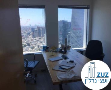 חדר עם שולחן במשרד במגדל עזיראלי משולש תל אביב