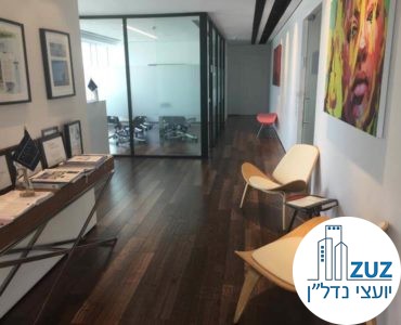 פינת ישיבה במשרד במגדל אלקטרה סיטי תל אביב