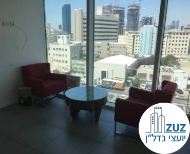חדר עם כורסאות ושולחן במשרד במגדל אלקטרה סיטי תל אביב