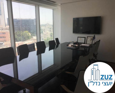 חדר ישיבות עם שולחן במשרד במגדל אלקטרה סיטי תל אביב