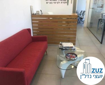 עמדת קבלה ופינת המתנה במשרד במגדל אלקטרה סיטי תל אביב