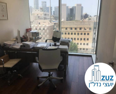 חדר עם שולחן במשרד במגדל אלקטרה סיטי תל אביב