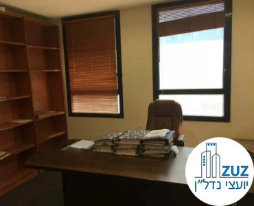 חדר עם שולחן במשרד בבית קרדן תל אביב