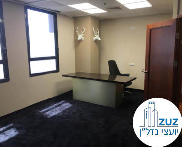 חדר עם שולחן במשרד בבית קרדן תל אביב