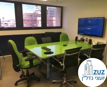 חדר ישיבות עם שולחן ירוק במשרד ברחוב טיומקין תל אביב