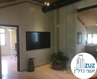 חדר עם טלוויזיה במשרד במתחם שרונה הטמפלרים תל אביב