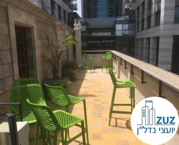 מרפסת עם כיסאות במשרד במתחם שרונה הטמפלרים תל אביב