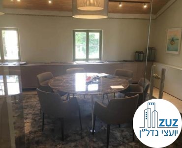 חדר ישיבות עם שולחן עגול במשרד במתחם שרונה הטמפלרים תל אביב