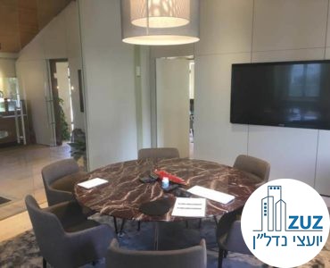 חדר ישיבות עם שולחן במשרד במתחם שרונה הטמפלרים תל אביב