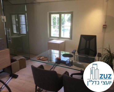 שולחן וכיסאות במשרד במתחם שרונה הטמפלרים תל אביב
