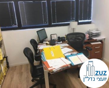 חדר עם שולחן במשרד במגדלי שקל תל אביב