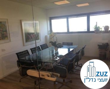 חדר ישיבות עם שולחן וכיסאות במשרד במגדלי שקל תל אביב
