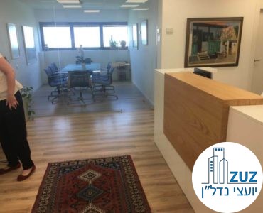עמדת קבלה וכניסה לחדר ישיבות במשרד במגדלי שקל תל אביב