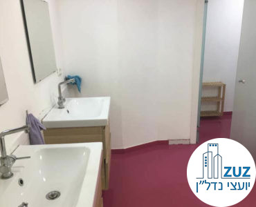 כיור בסטודיו בבניין משרדים בשכונת מונטיפיורי תל אביב