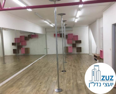 חדר עם מראה בסטודיו בבניין משרדים בשכונת מונטיפיורי תל אביב