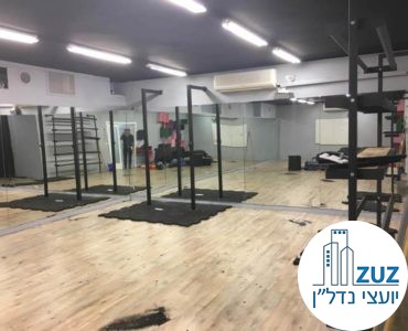 חדר עם מראות בסטודיו בבניין משרדים בשכונת מונטיפיורי תל אביב