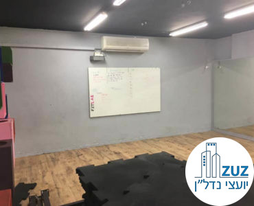חדר עם לוח בסטודיו בבניין משרדים בשכונת מונטיפיורי תל אביב