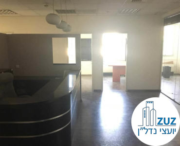 עמדת קבלה במשרד בבית עמגר תל אביב