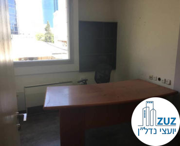חדר עם שולחן במשרד בבית עמגר תל אביב