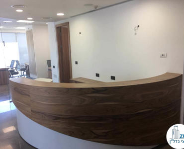 עמדת קבלה במשרד במגדל אלקטרה סיטי תל אביב