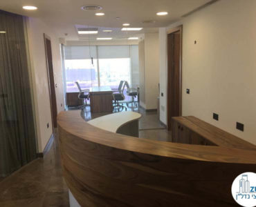 עמדת קבלה במשרד במגדל אלקטרה סיטי תל אביב