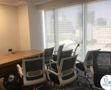 חדר עם כיסאות במשרד במגדל אלקטרה סיטי תל אביב