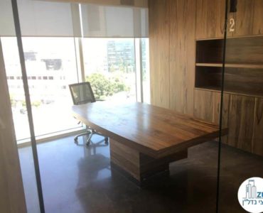 חדר ישיבות עם שולחן במשרד במגדל אלקטרה סיטי תל אביב