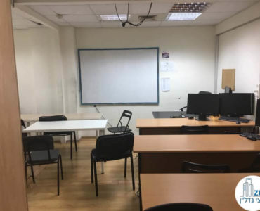 כיתה עם שולחנות במשרד בבית קלקא תל אביב