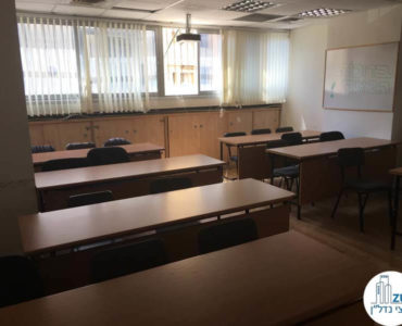 כיתה עם שולחנות במשרד בבית קלקא תל אביב
