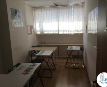 חדר עם שולחנות במשרד בבית קלקא תל אביב